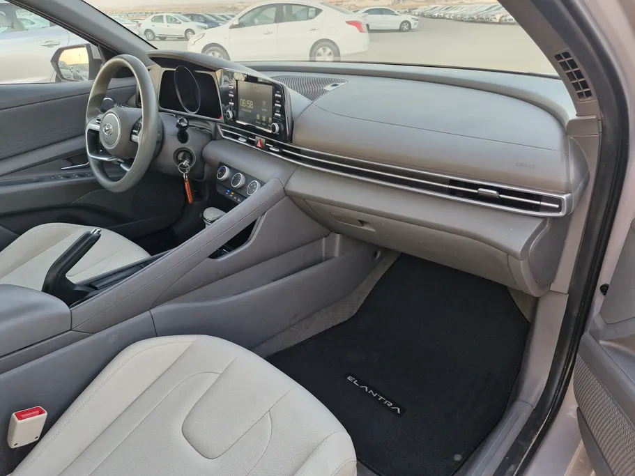 2023 Hyundai Elantra Smart 
