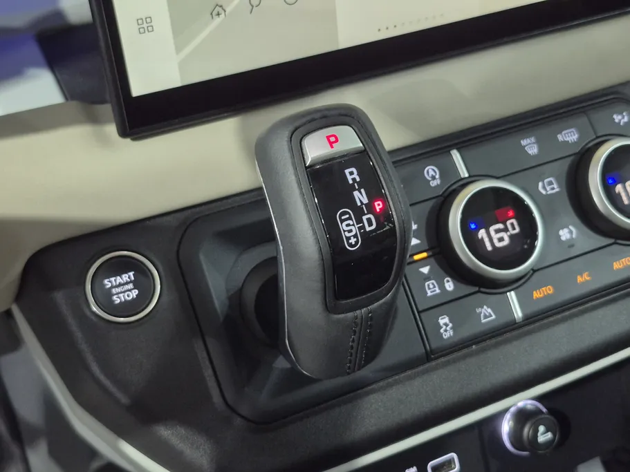 2023 Range Rover Defender P400