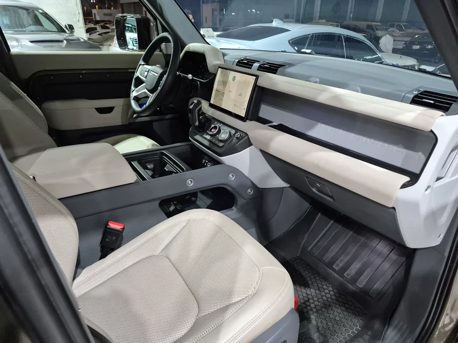 2023 Range Rover Defender P400