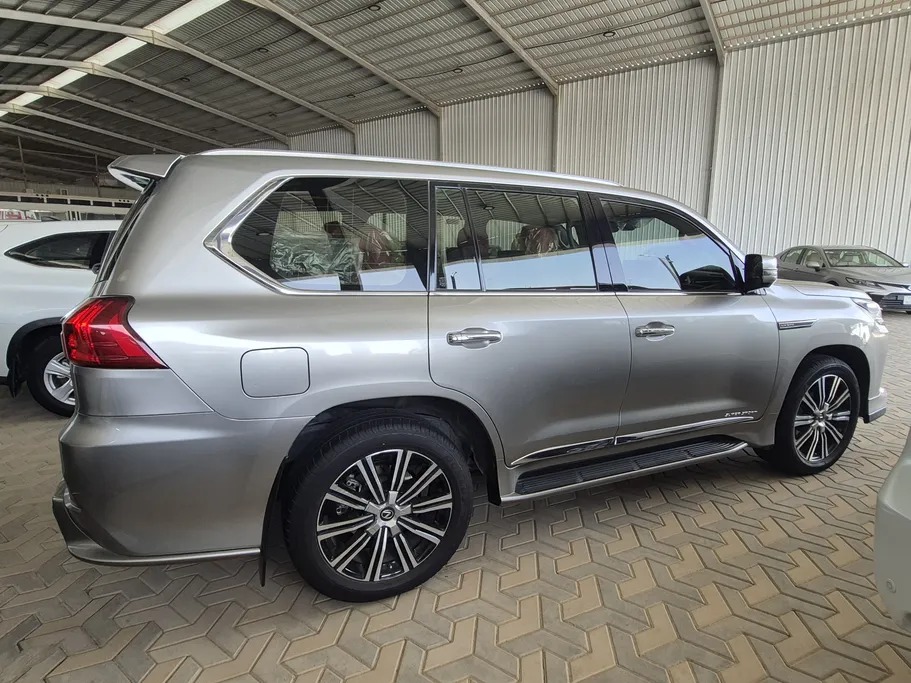 لكزس LX 570 S 2021 