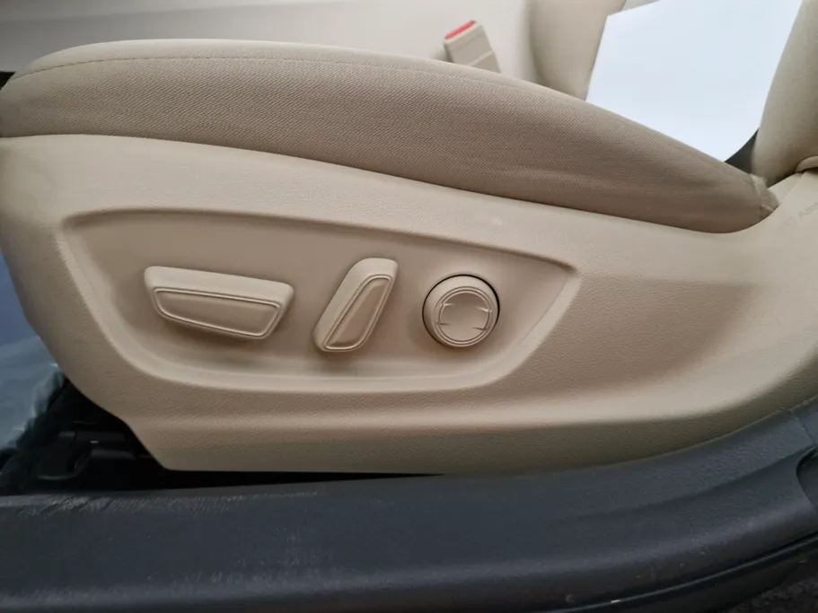 2022 Toyota Camry  GLE HEV  