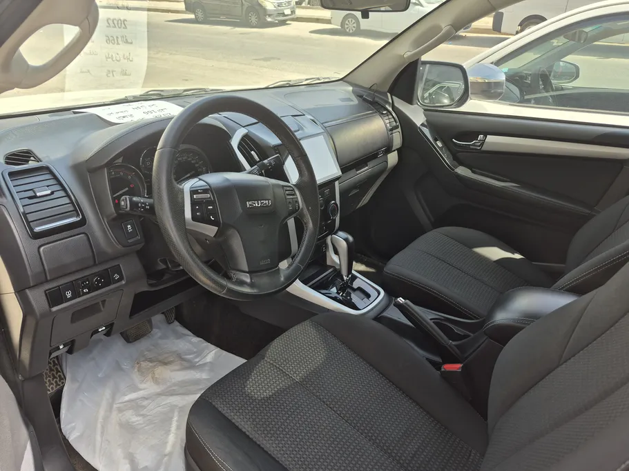 2022 Isuzu MU Half Full 