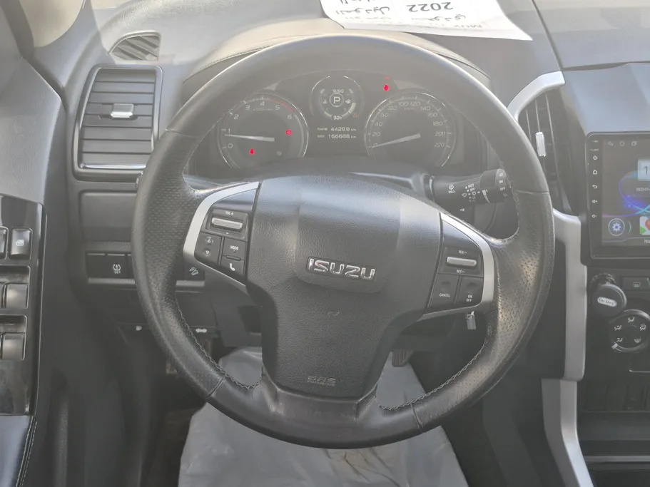 2022 Isuzu MU Half Full 