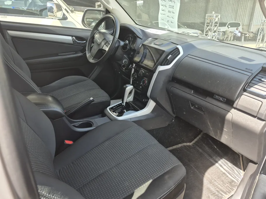 2022 Isuzu MU Half Full 