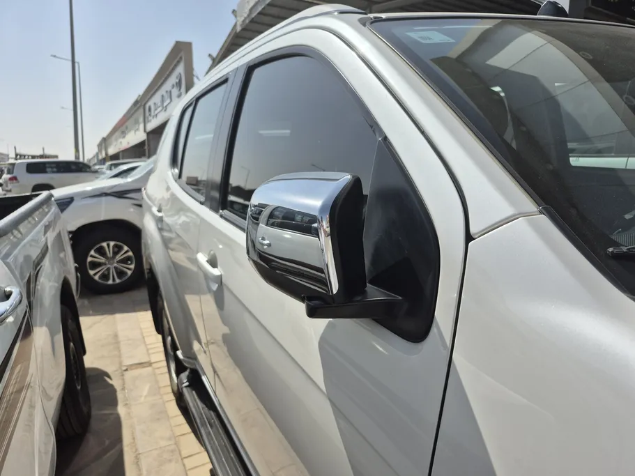 2022 Isuzu MU Half Full 