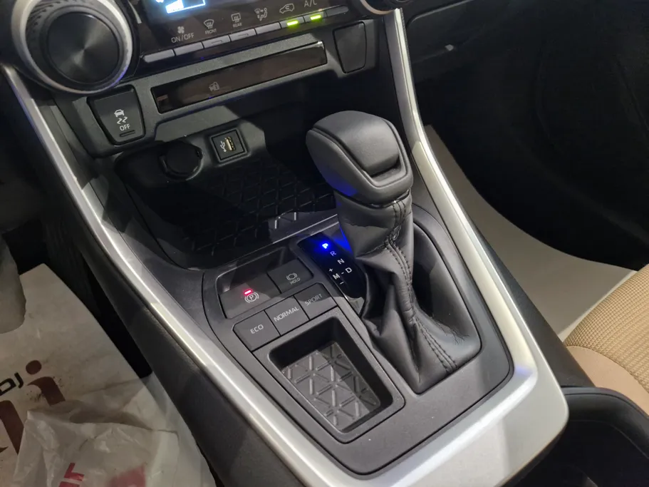 تويوتا راف فور LE 2025 