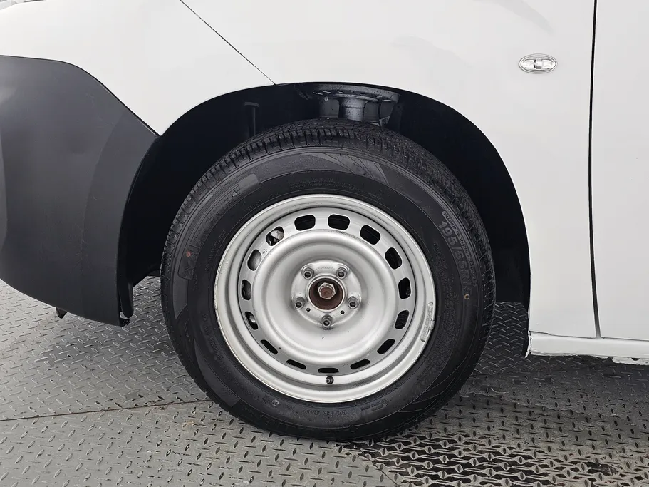 2023 Peugeot Partner Short van 