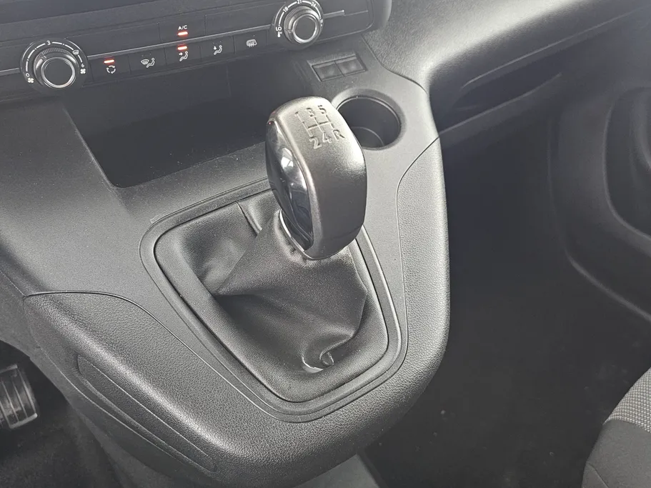 2023 Peugeot Partner Short van 