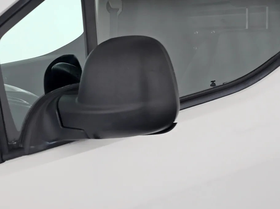 2023 Peugeot Partner Short van 