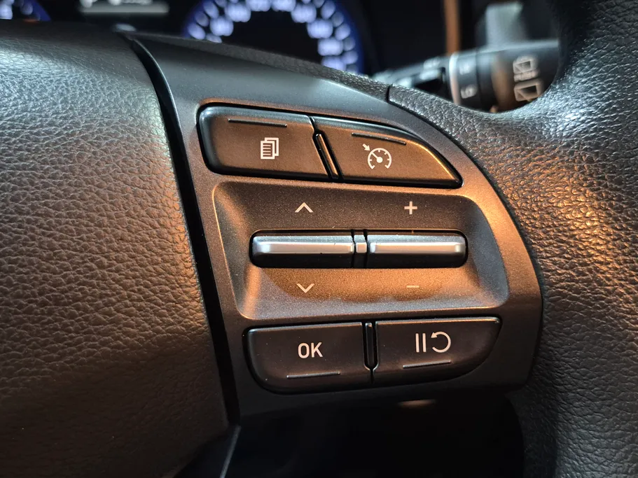 2023 Hyundai Kona SMART (Two Tone) 