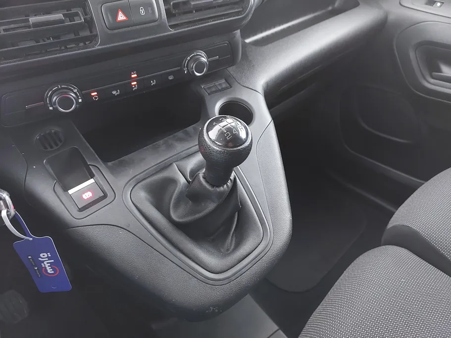 2023 Peugeot Partner Short van 
