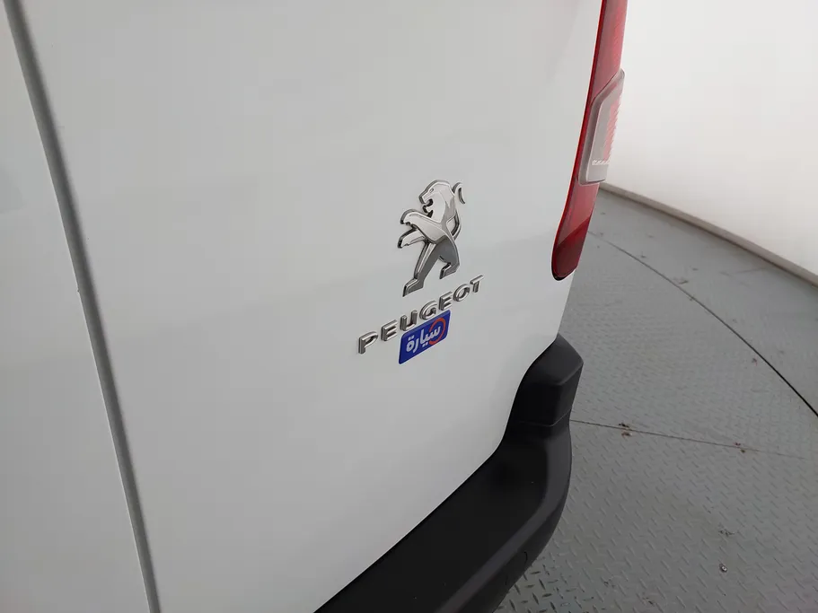 2023 Peugeot Partner Short van 