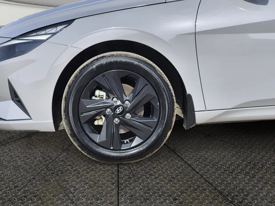 2023 Hyundai Elantra Smart 
