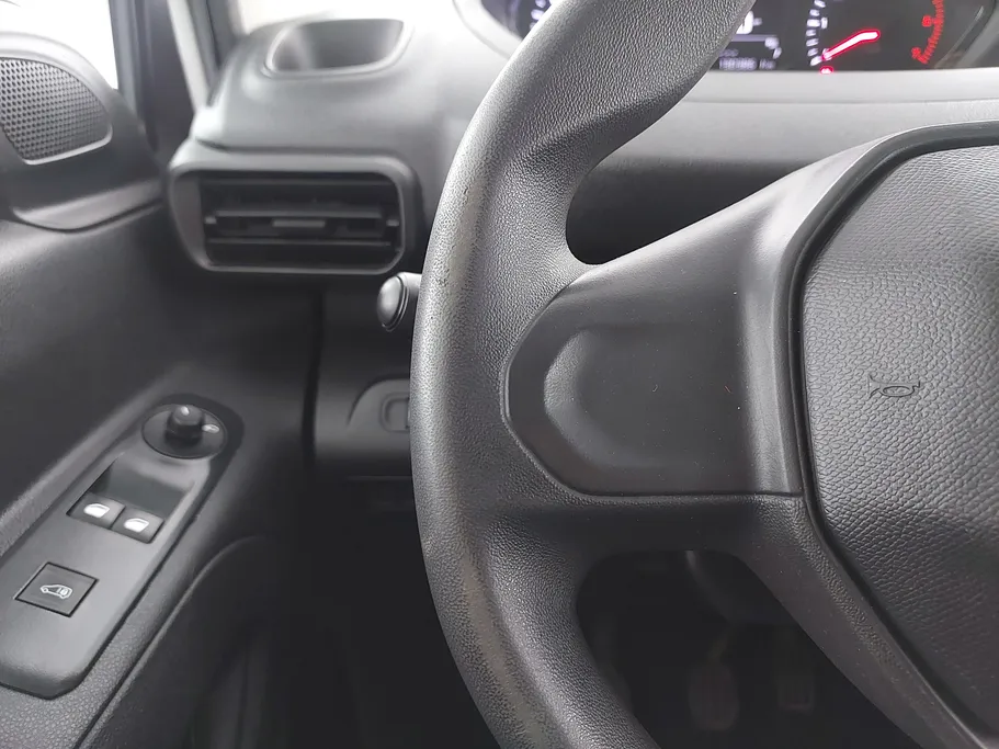 2023 Peugeot Partner Short van 