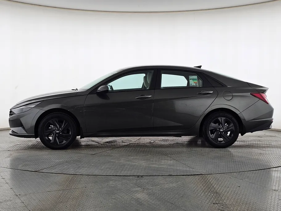 2023 Hyundai Elantra Smart 