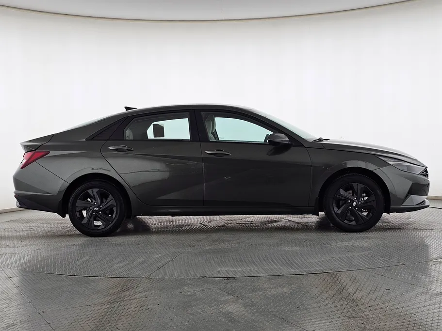 2023 Hyundai Elantra Smart 