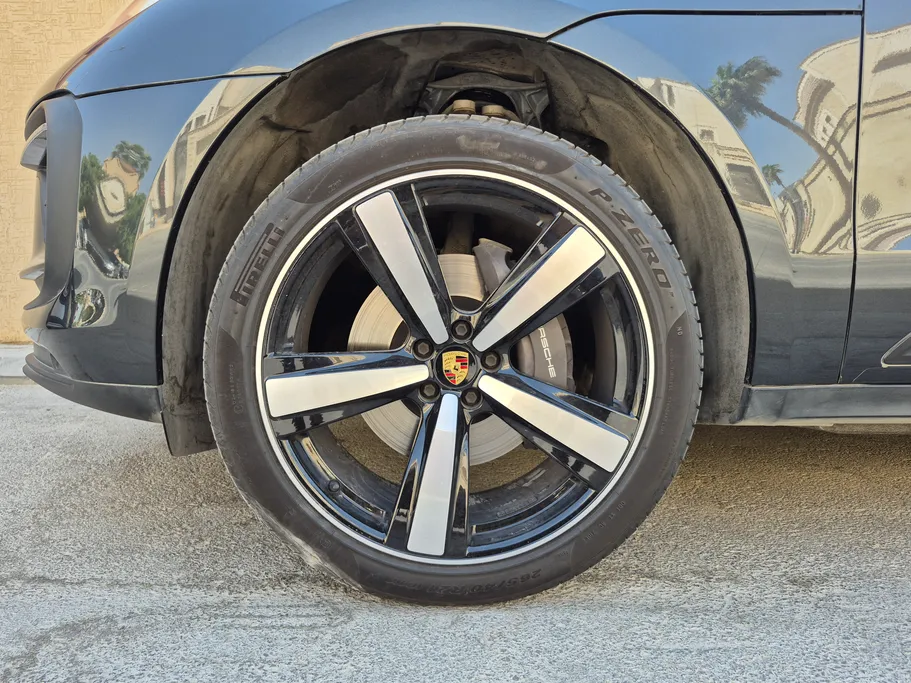 2024 Porsche Macan BASE 