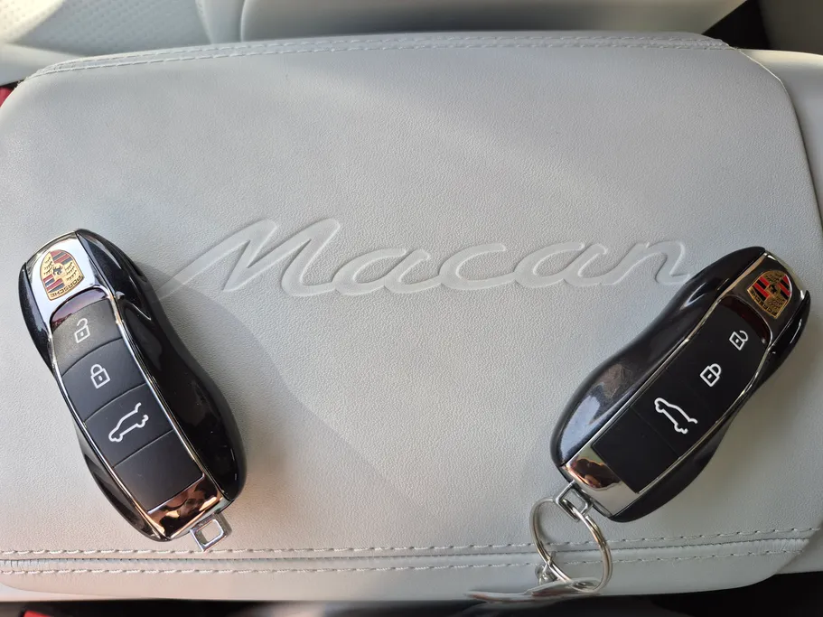 2024 Porsche Macan BASE 