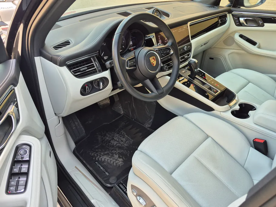 2024 Porsche Macan BASE 