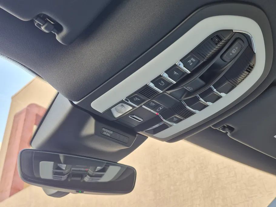 2024 Porsche Macan BASE 