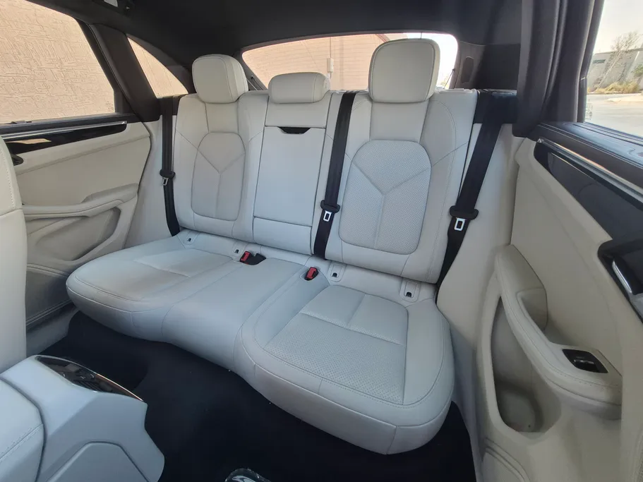 2024 Porsche Macan BASE 