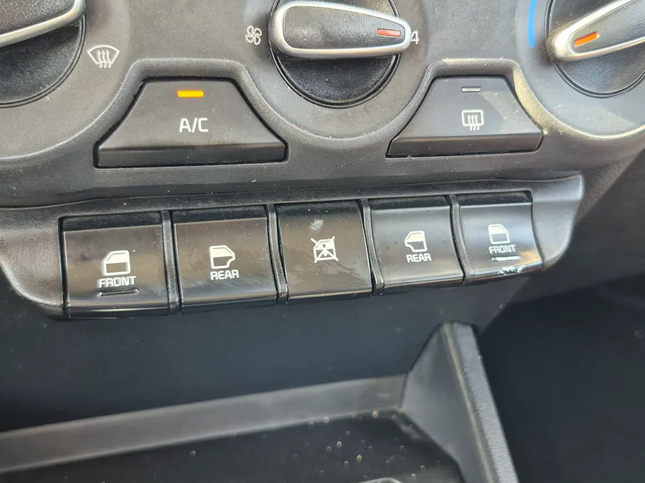 2022 Kia Pegas LX 