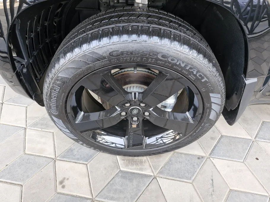 لاند روفر ديفندر P300 S 2024 