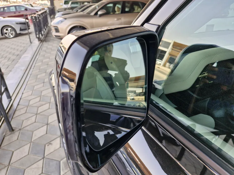 لاند روفر ديفندر P300 S 2024 