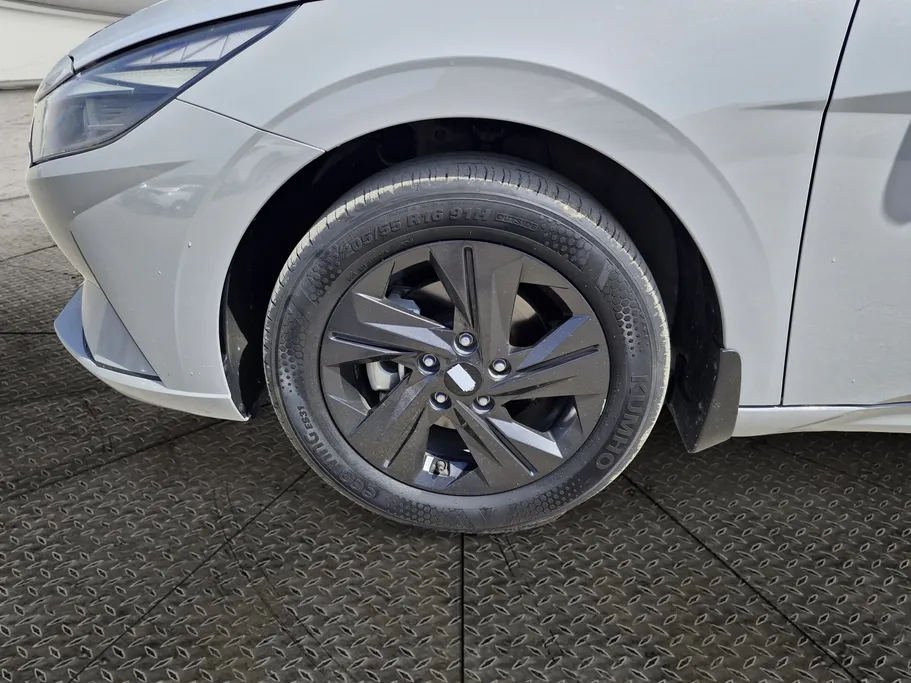 2023 Hyundai Elantra Smart 