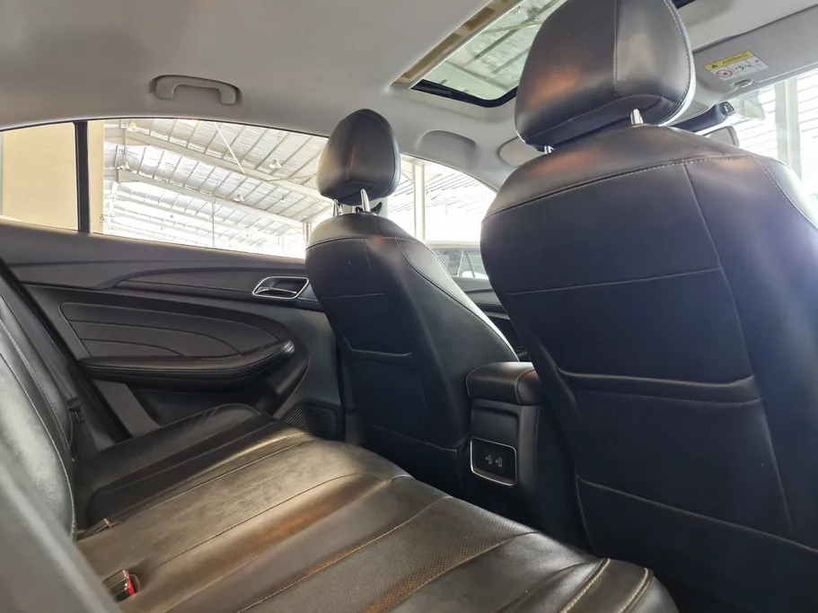 ام جي 5 LUX 2023 