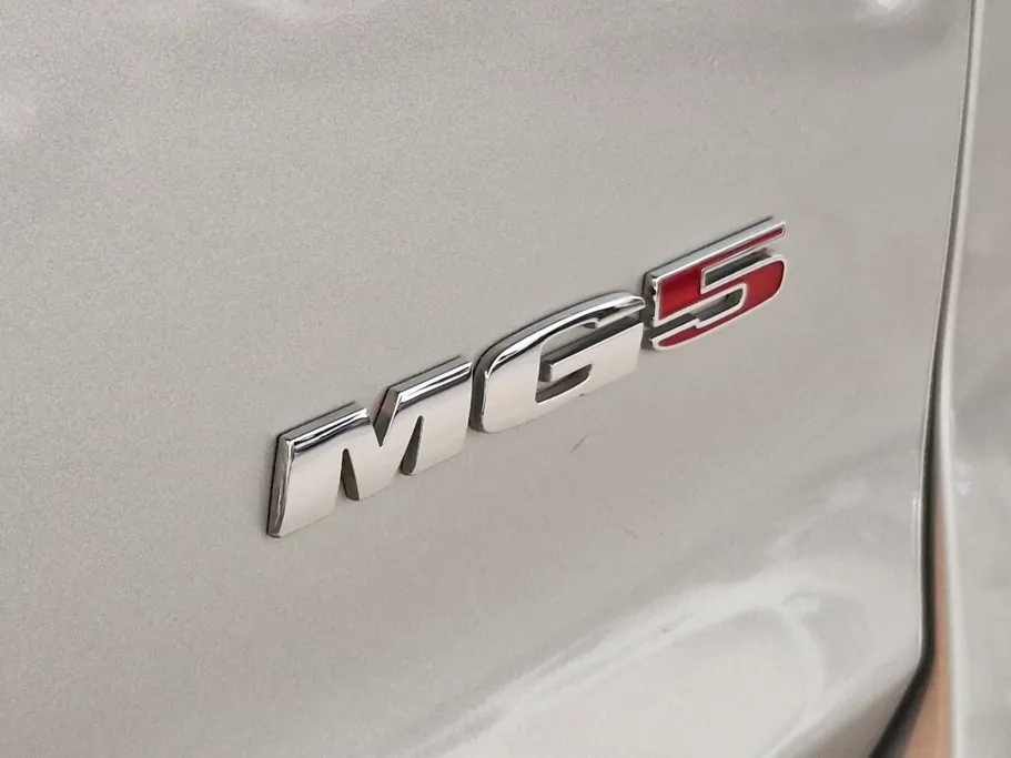 ام جي 5 LUX 2023 