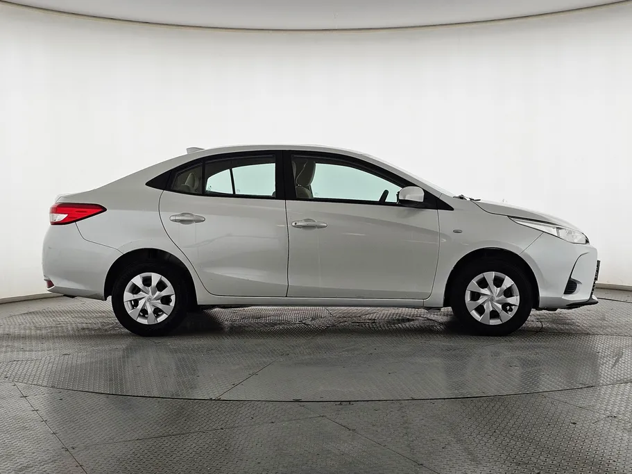 2022 Toyota Yaris  Y 