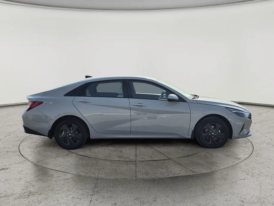 2023 Hyundai Elantra Smart 
