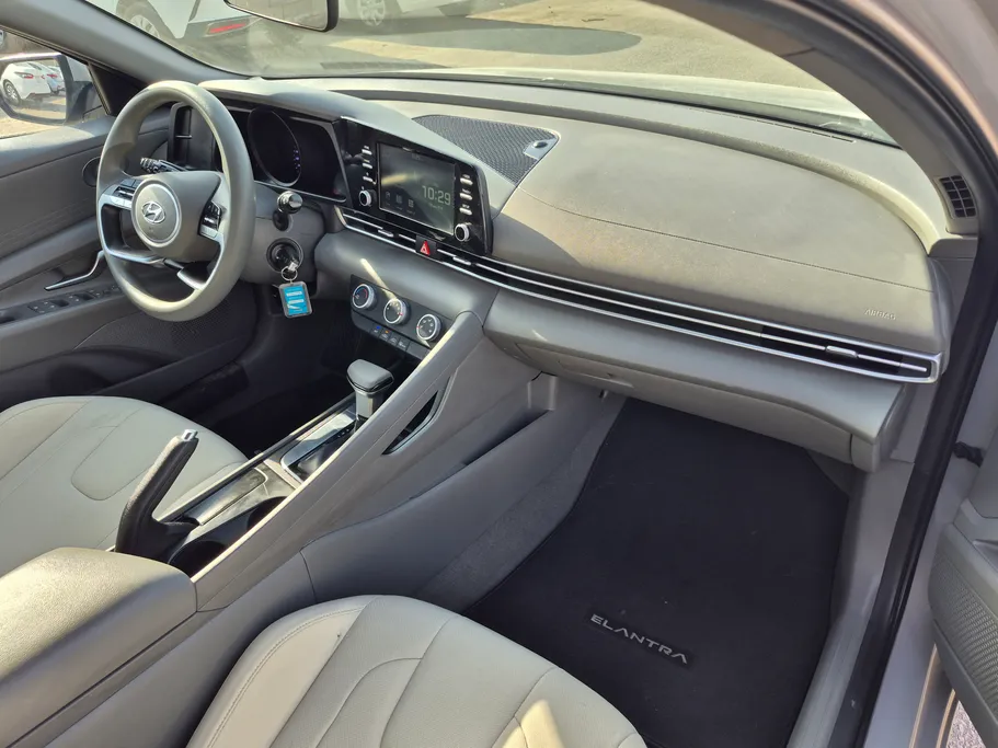2023 Hyundai Elantra Smart 