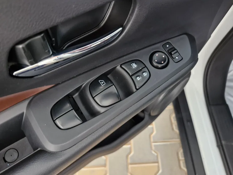 2023 Nissan Kicks SL 