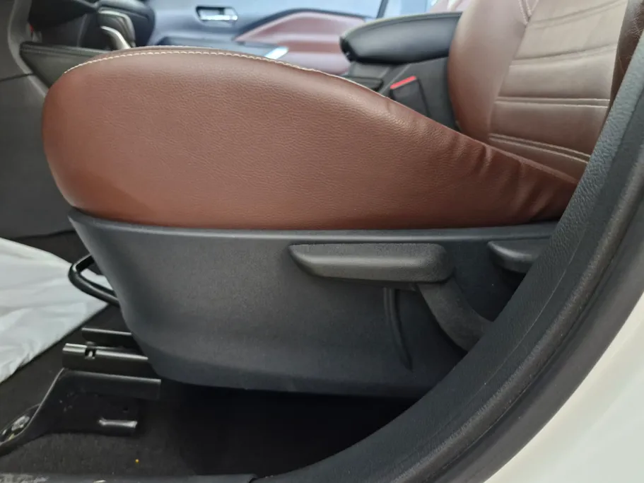 2023 Nissan Kicks SL 