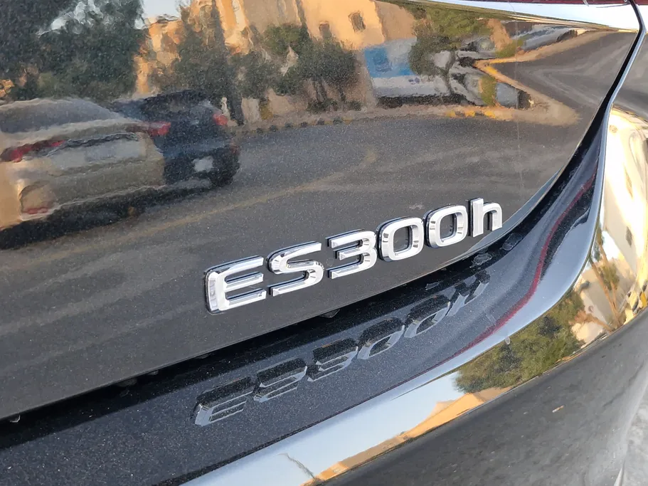 2025 Lexus ES 300 H