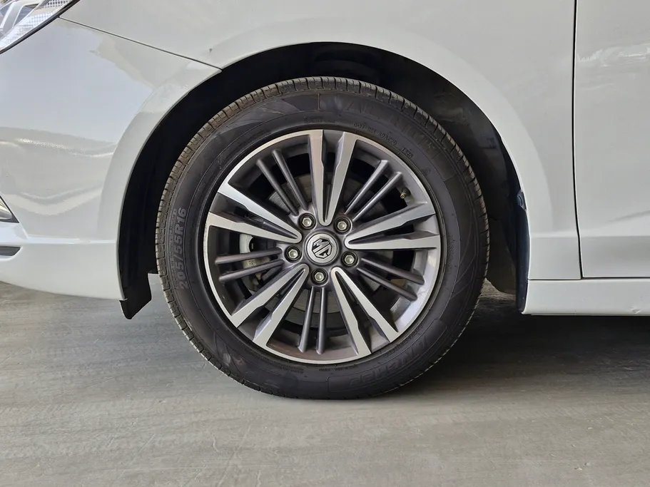 ام جي 5 LUX 2023 