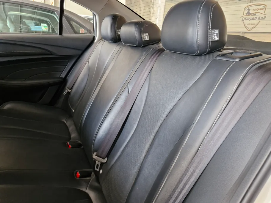 ام جي 5 LUX 2023 