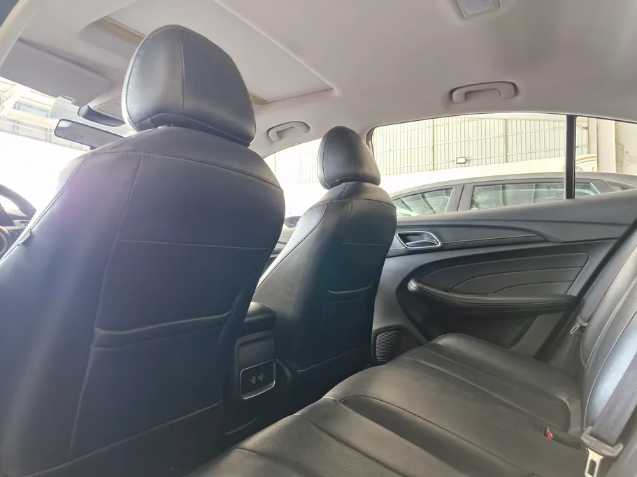 ام جي 5 LUX 2023 