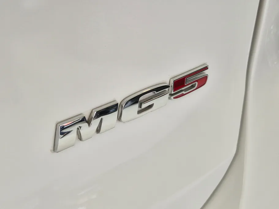 ام جي 5 LUX 2023 