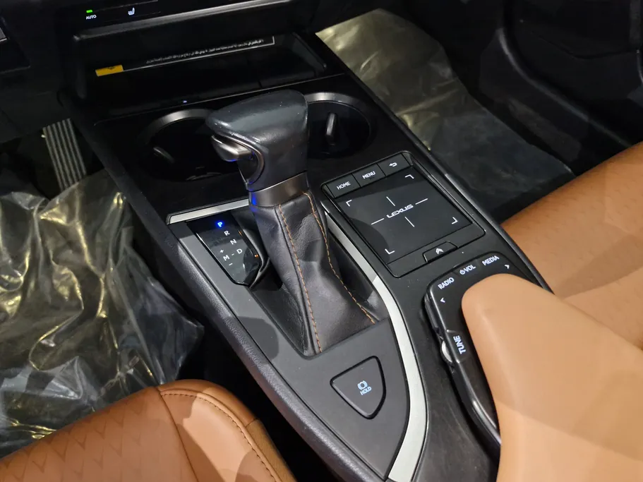 لكزس UX 200 AA Elegant 2021