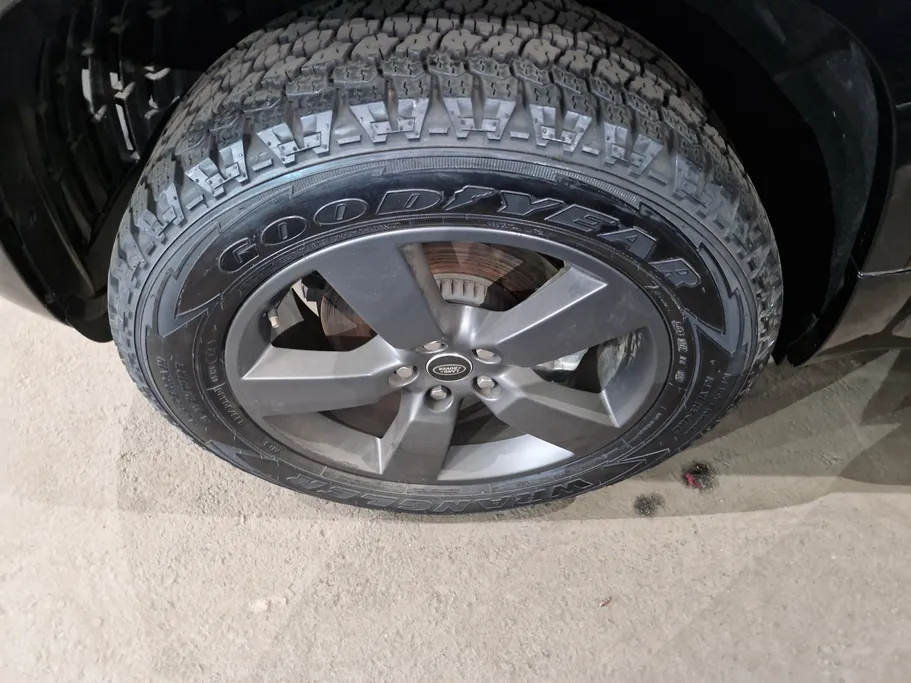 لاند روفر ديفندر P300 S 2025