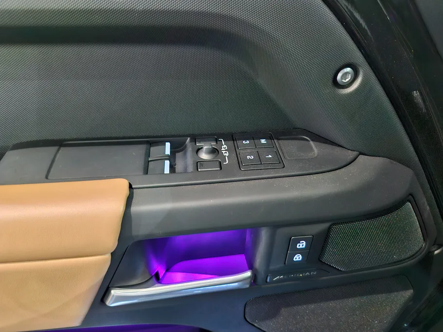 لاند روفر ديفندر P300 S 2025