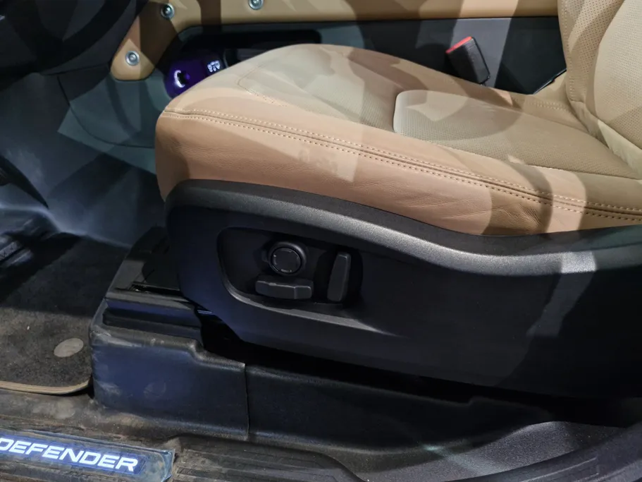 لاند روفر ديفندر P300 S 2025