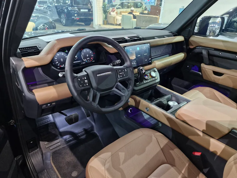 لاند روفر ديفندر P300 S 2025