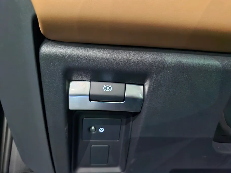 لاند روفر ديفندر P300 S 2025