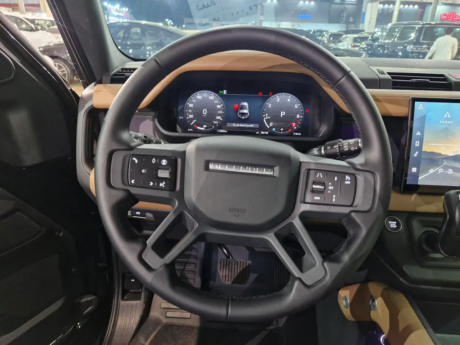 لاند روفر ديفندر P300 S 2025