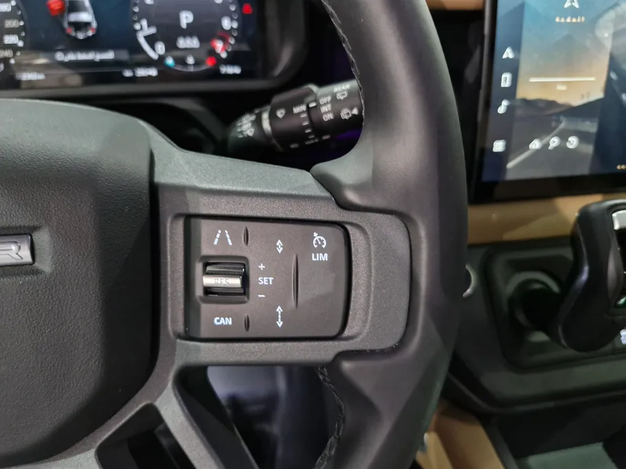 لاند روفر ديفندر P300 S 2025