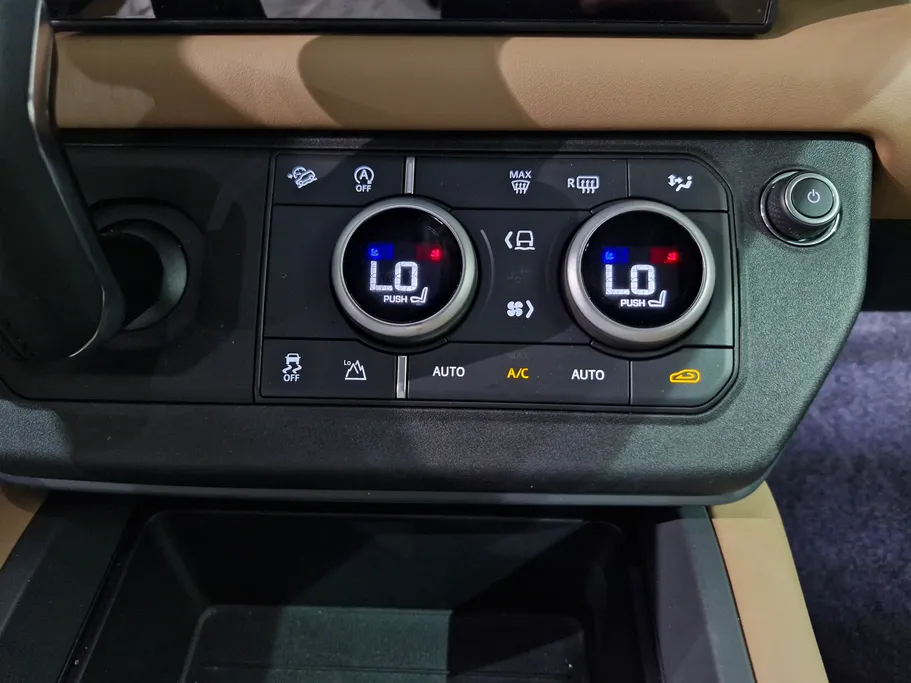 لاند روفر ديفندر P300 S 2025